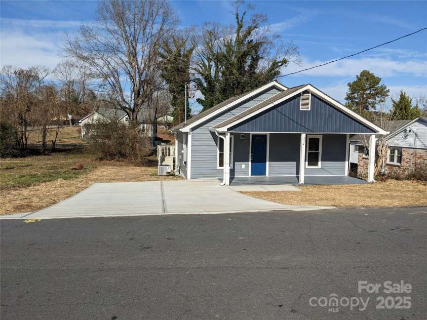 332 Arlington Circle, Lenoir, NC 28645.  MLS# CAR4333737, YatesRealty ID 995. 