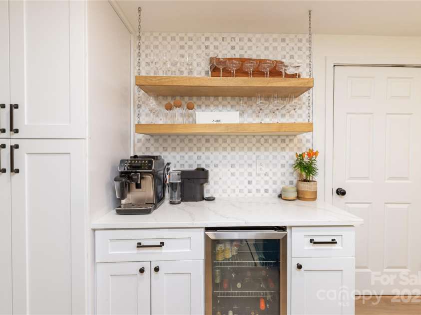 6826 Rollingridge Drive, Charlotte, NC 28211.  MLS# CAR4250393, YatesRealty ID 9953. 