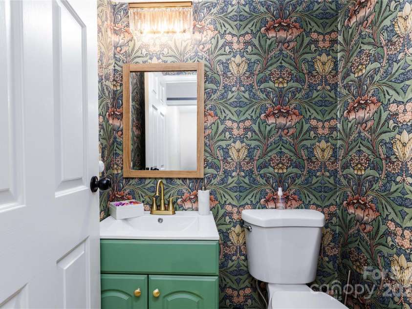 6826 Rollingridge Drive, Charlotte, NC 28211.  MLS# CAR4250393, YatesRealty ID 9953. 