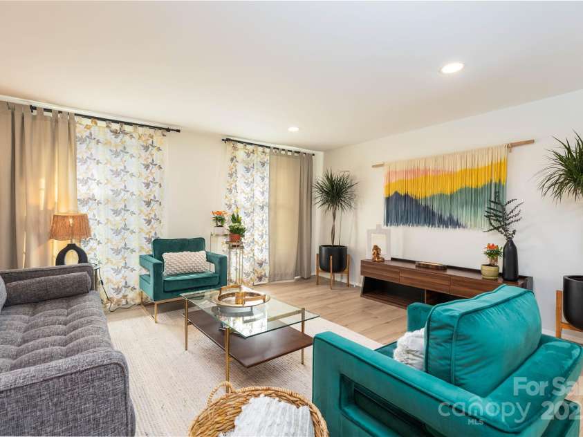 6826 Rollingridge Drive, Charlotte, NC 28211.  MLS# CAR4250393, YatesRealty ID 9953. 