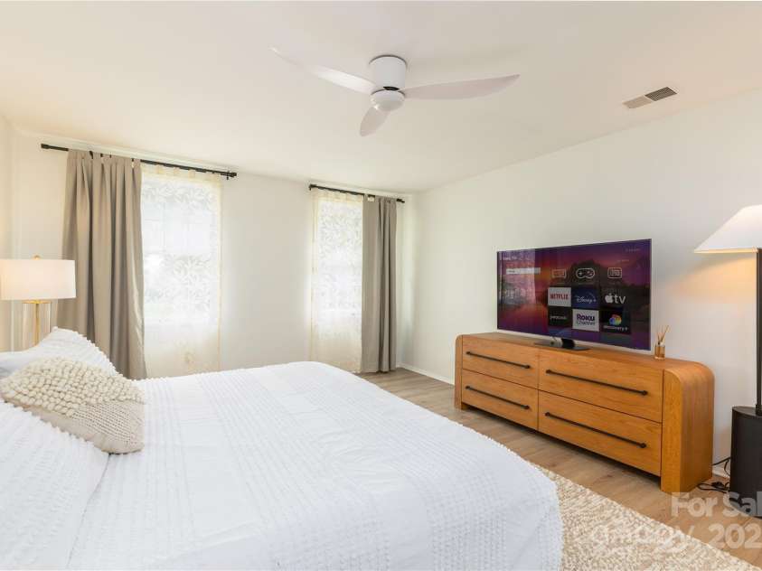 6826 Rollingridge Drive, Charlotte, NC 28211.  MLS# CAR4250393, YatesRealty ID 9953. 