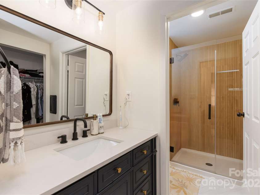 6826 Rollingridge Drive, Charlotte, NC 28211.  MLS# CAR4250393, YatesRealty ID 9953. 