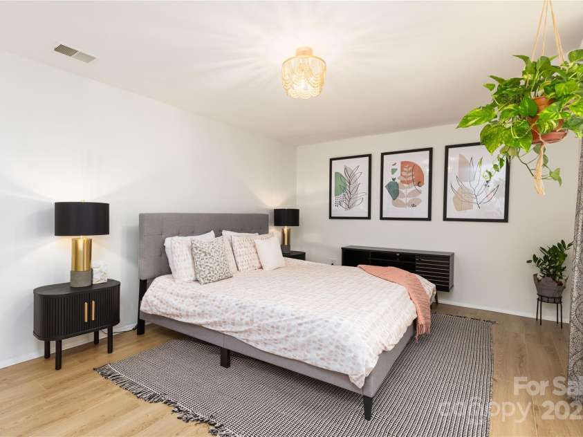 6826 Rollingridge Drive, Charlotte, NC 28211.  MLS# CAR4250393, YatesRealty ID 9953. 