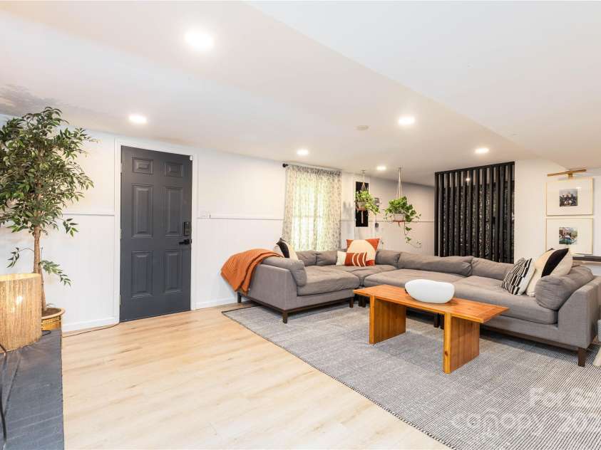 6826 Rollingridge Drive, Charlotte, NC 28211.  MLS# CAR4250393, YatesRealty ID 9953. 