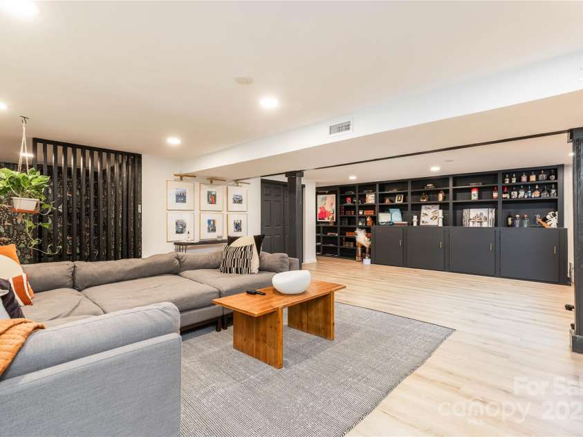 6826 Rollingridge Drive, Charlotte, NC 28211.  MLS# CAR4250393, YatesRealty ID 9953. 