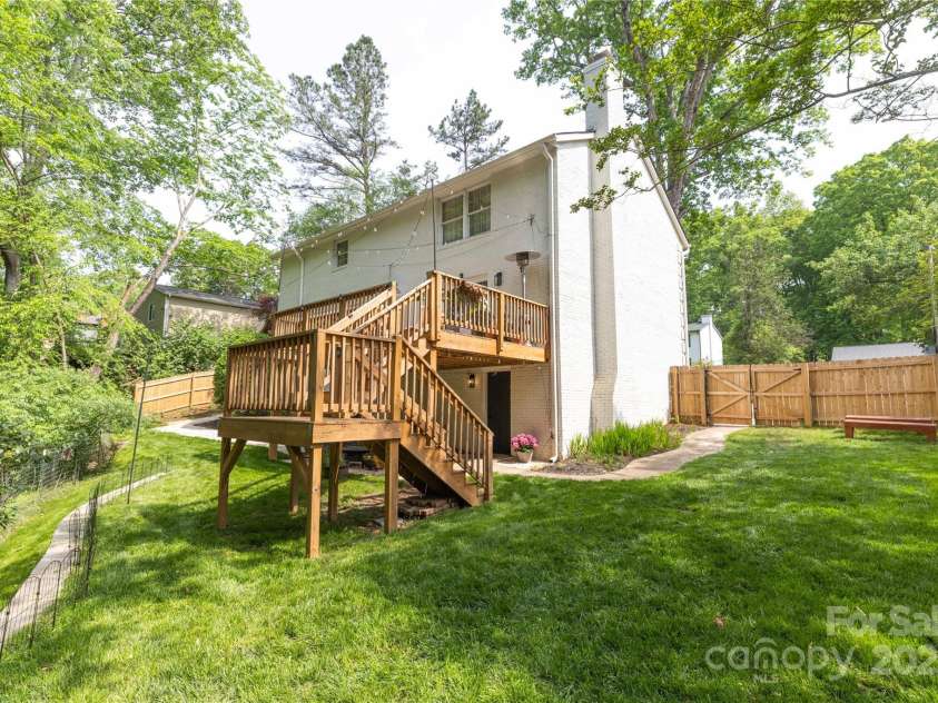 6826 Rollingridge Drive, Charlotte, NC 28211.  MLS# CAR4250393, YatesRealty ID 9953. 