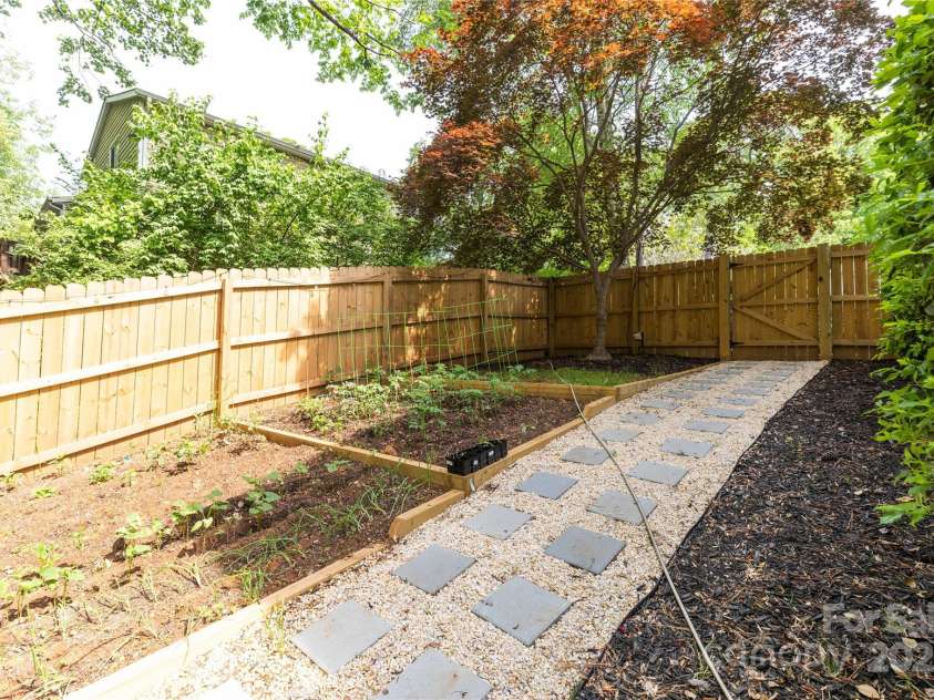 6826 Rollingridge Drive, Charlotte, NC 28211.  MLS# CAR4250393, YatesRealty ID 9953. 