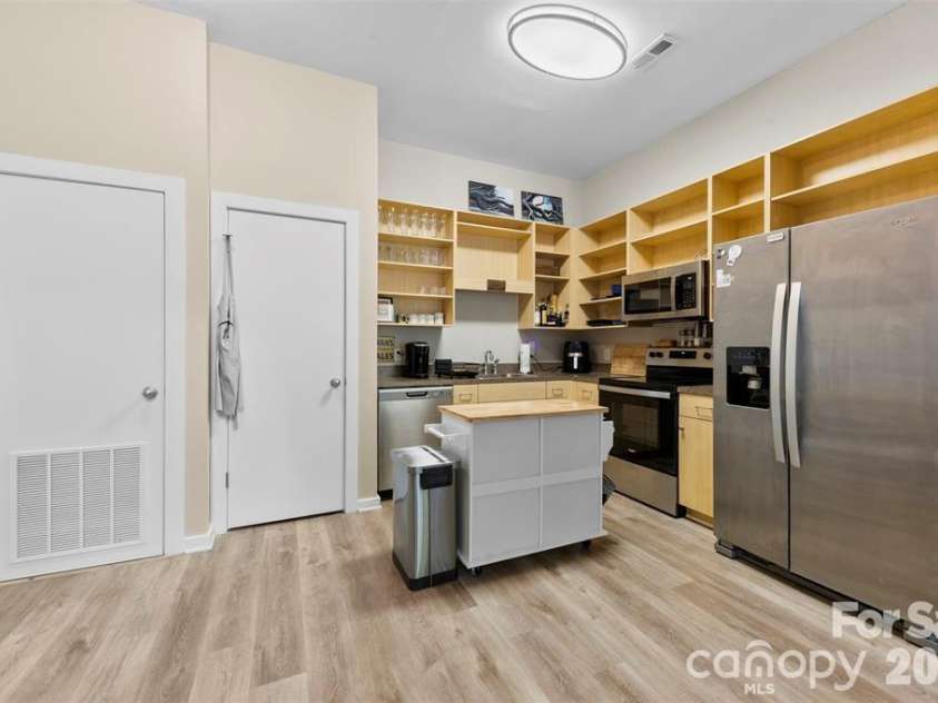 3239 Wesley Avenue, Charlotte, NC 28205.  MLS# CAR4365146, YatesRealty ID 9954. 