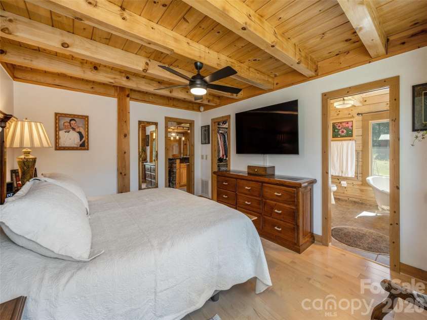 622 Oleta Road, Hendersonville, NC 28792.  MLS# CAR4361003, YatesRealty ID 9955. 