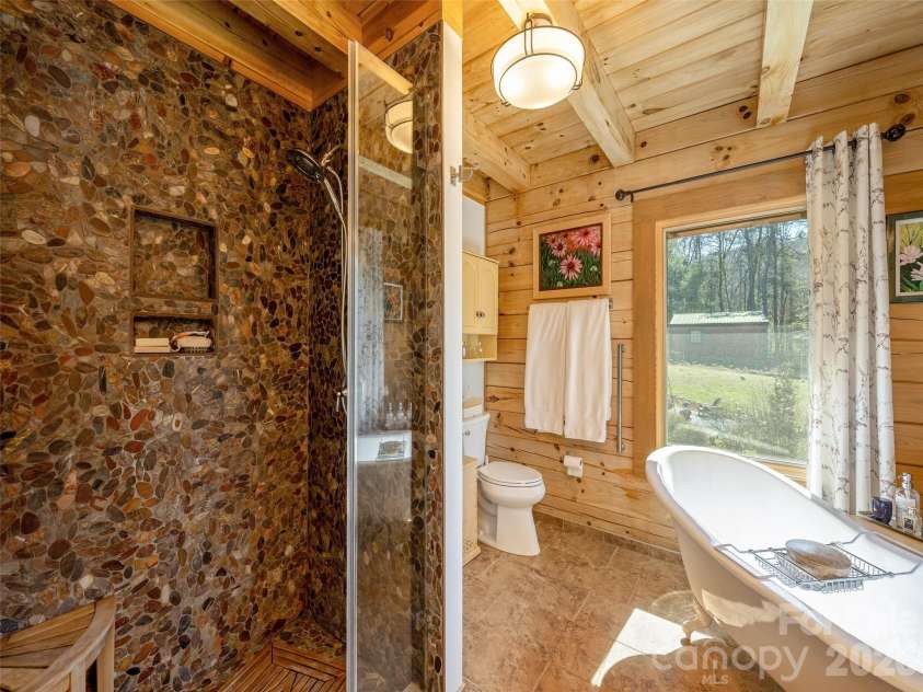 622 Oleta Road, Hendersonville, NC 28792.  MLS# CAR4361003, YatesRealty ID 9955. 