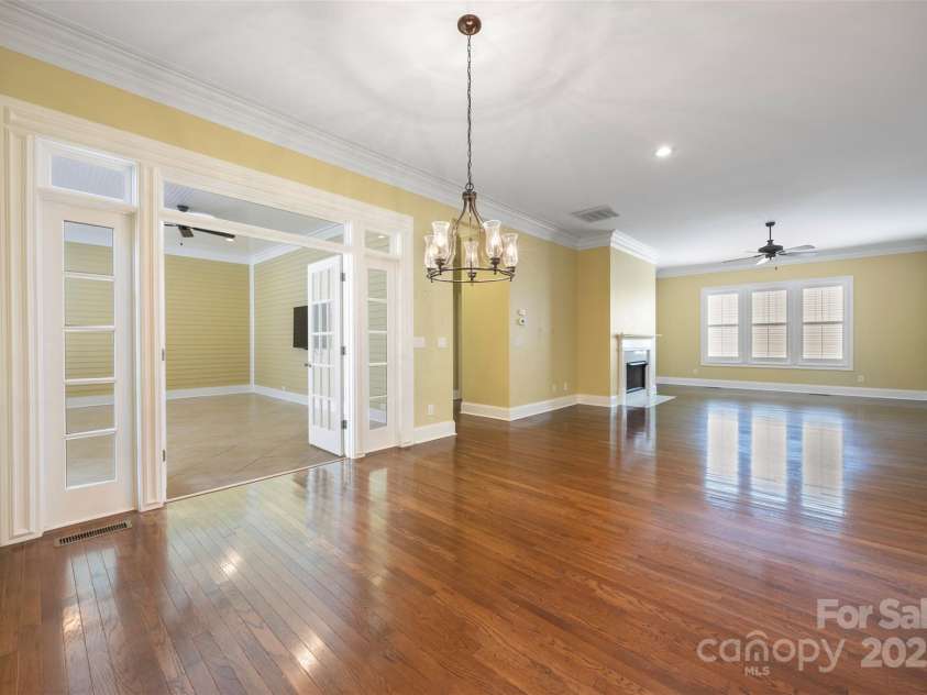 16919 Hedgerow Park Road, Charlotte, NC 28277.  MLS# CAR4249094, YatesRealty ID 9957. CASUAL DINING
