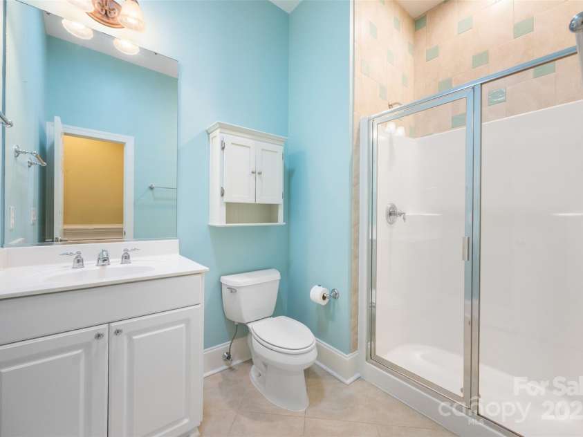 16919 Hedgerow Park Road, Charlotte, NC 28277.  MLS# CAR4249094, YatesRealty ID 9957. HALL BATH
