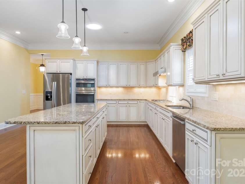 16919 Hedgerow Park Road, Charlotte, NC 28277.  MLS# CAR4249094, YatesRealty ID 9957. PLENTY of BAKING /COOKING SPACE