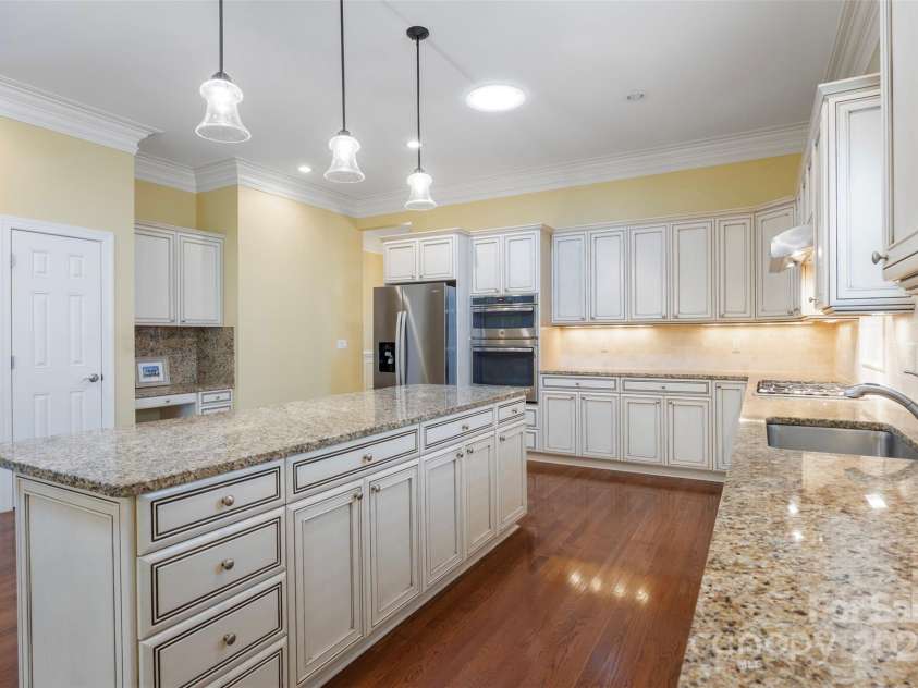 16919 Hedgerow Park Road, Charlotte, NC 28277.  MLS# CAR4249094, YatesRealty ID 9957. TOP LINE CABINETRY