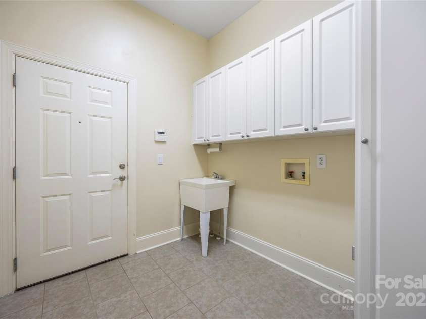 16919 Hedgerow Park Road, Charlotte, NC 28277.  MLS# CAR4249094, YatesRealty ID 9957. UTILITY ROOM with SINK