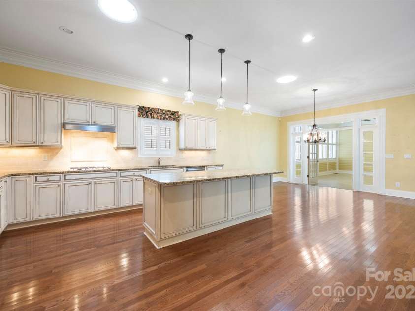 16919 Hedgerow Park Road, Charlotte, NC 28277.  MLS# CAR4249094, YatesRealty ID 9957. WORK ISLAND /BREAKFAST BAR