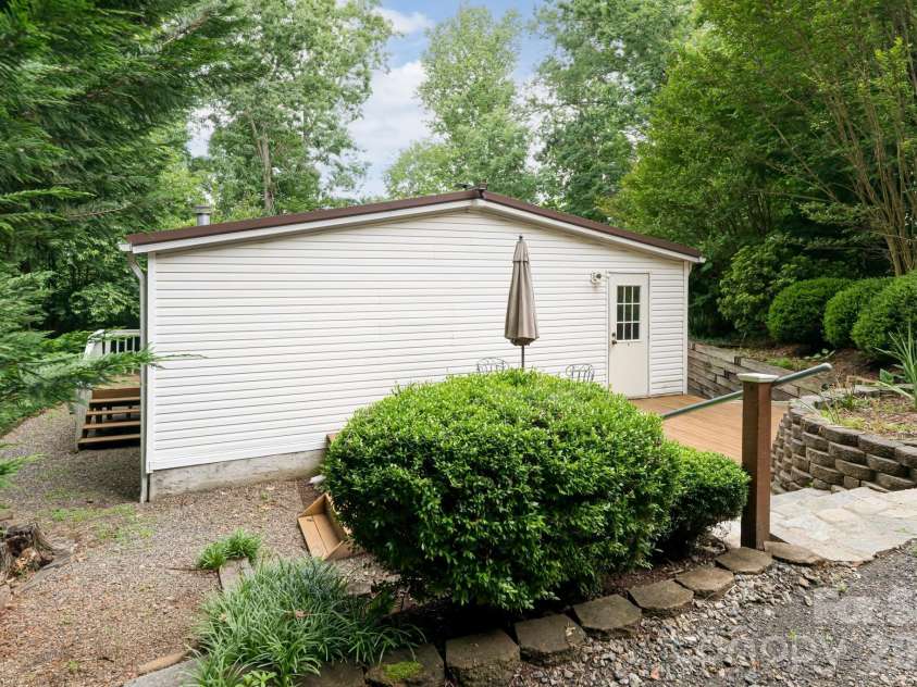 129 Oak Trails Pass, Leicester, NC 28748.  MLS# CAR4329467, YatesRealty ID 9958. 