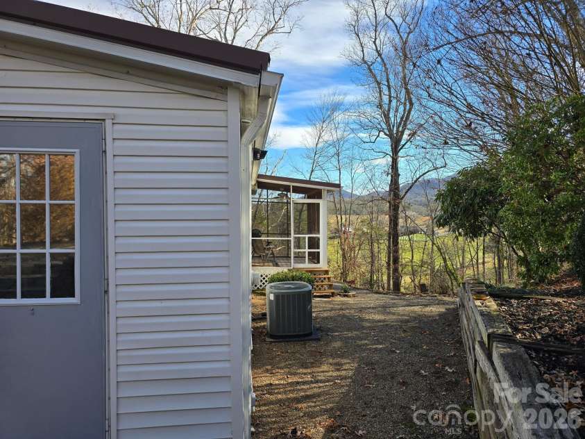 129 Oak Trails Pass, Leicester, NC 28748.  MLS# CAR4329467, YatesRealty ID 9958. 