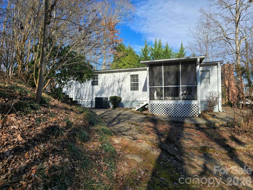 129 Oak Trails Pass, Leicester, NC 28748.  MLS# CAR4329467, YatesRealty ID 9958. 