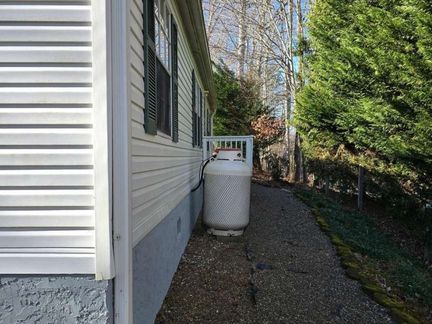 129 Oak Trails Pass, Leicester, NC 28748.  MLS# CAR4329467, YatesRealty ID 9958. 