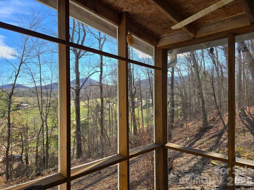 129 Oak Trails Pass, Leicester, NC 28748.  MLS# CAR4329467, YatesRealty ID 9958. 