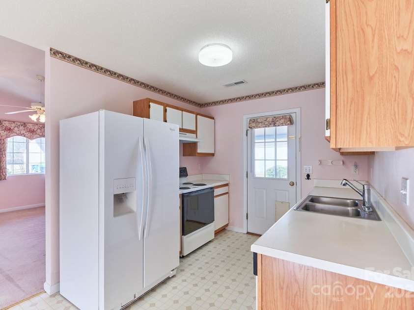 2625 Stratford Lake Road, Winston Salem, NC 27103.  MLS# CAR4327195, YatesRealty ID 996. 