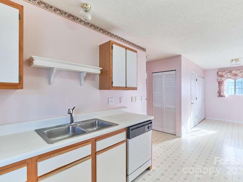 2625 Stratford Lake Road, Winston Salem, NC 27103.  MLS# CAR4327195, YatesRealty ID 996. 