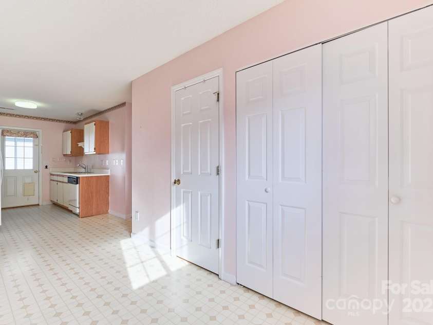 2625 Stratford Lake Road, Winston Salem, NC 27103.  MLS# CAR4327195, YatesRealty ID 996. 