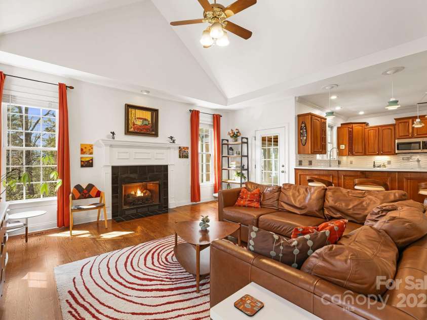 36 White Ash Drive, Asheville, NC 28803.  MLS# CAR4239154, YatesRealty ID 9961. Great Room