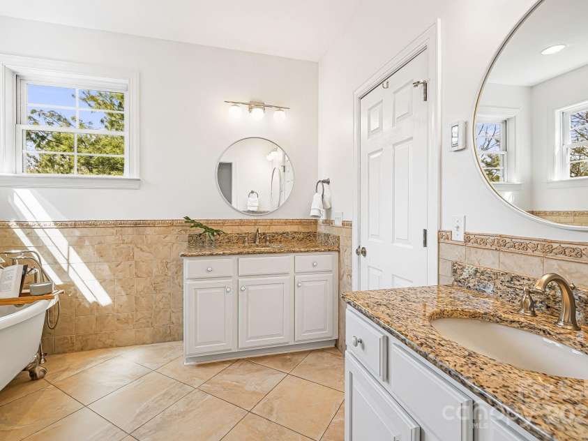 36 White Ash Drive, Asheville, NC 28803.  MLS# CAR4239154, YatesRealty ID 9961. Primary Bathroom (Main Level)