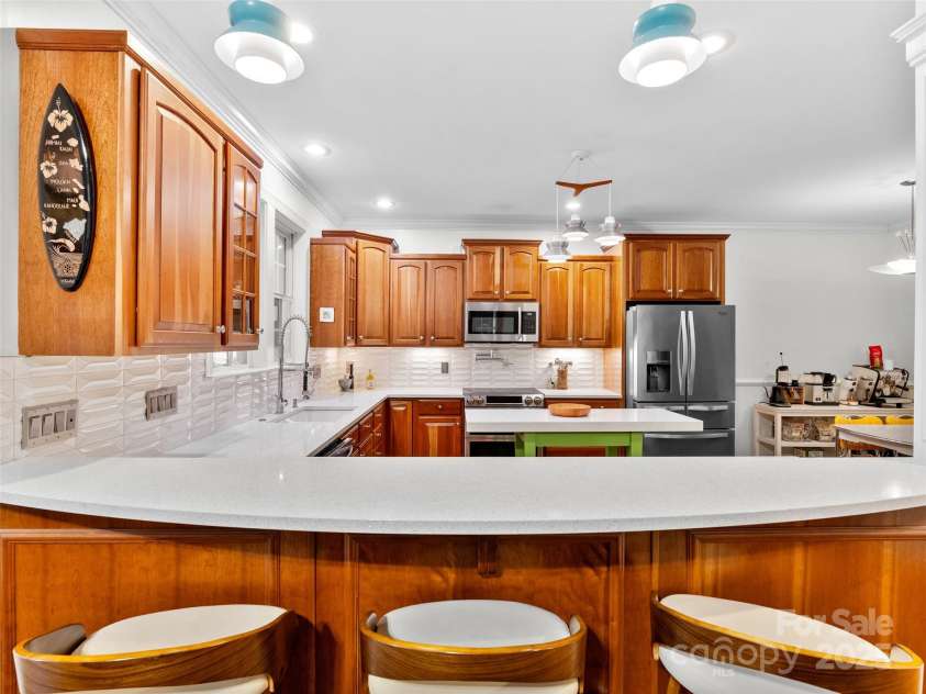 36 White Ash Drive, Asheville, NC 28803.  MLS# CAR4310417, YatesRealty ID 9961. Counter top seating 