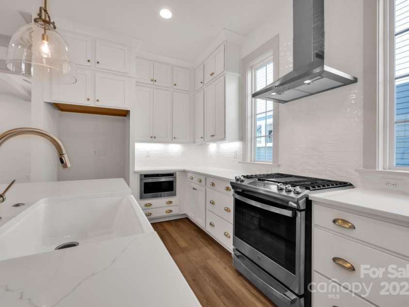 718 Barrel Alley, Fort Mill, SC 29715.  MLS# CAR4217978, YatesRealty ID 9964. Kitchen Windows Bring Lots of Light into the Space