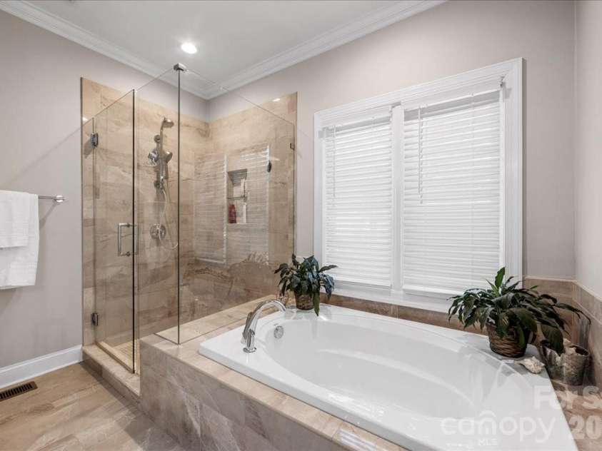 10401 Newberry Park Lane, Charlotte, NC 28277.  MLS# CAR4357255, YatesRealty ID 9965. Primary Bath