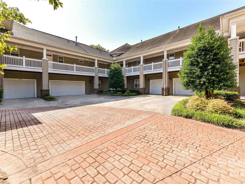 8925 Rosalyn Glen Road, Cornelius, NC 28031.  MLS# CAR4282773, YatesRealty ID 9965. Courtyard Parking!