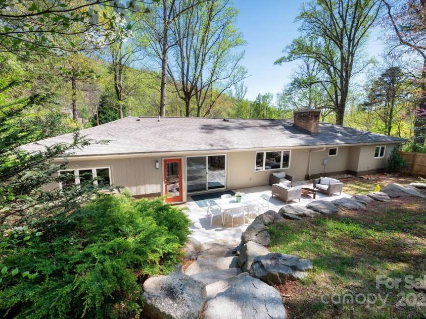 10 Woodcrest Road, Asheville, NC 28804.  MLS# CAR4221990, YatesRealty ID 9967. Level Upper Back Yard is Fully Fenced and Great for Pets or Play