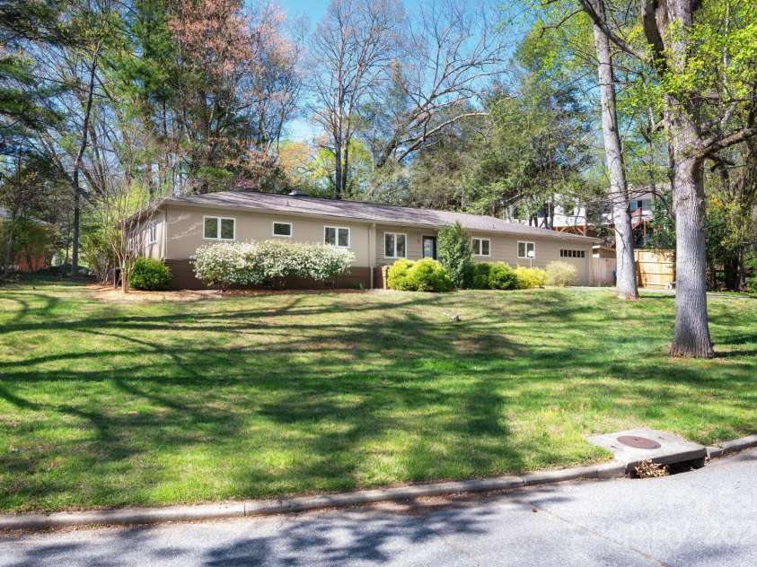 10 Woodcrest Road, Asheville, NC 28804.  MLS# CAR4221990, YatesRealty ID 9967. Location! Location! Beautiful Grove Park