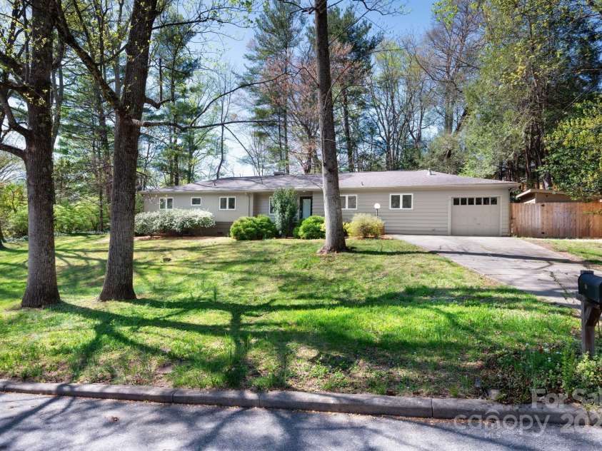 10 Woodcrest Road, Asheville, NC 28804.  MLS# CAR4221990, YatesRealty ID 9967. Mid-century, Modern Vintage Ranch