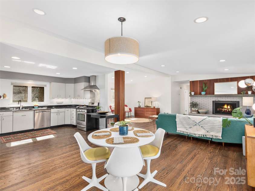 10 Woodcrest Road, Asheville, NC 28804.  MLS# CAR4221990, YatesRealty ID 9967. Open Flowing Floor Plan