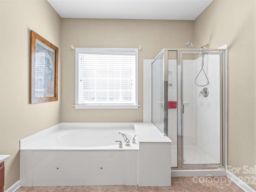 10615 Persimmon Creek Drive, Mint Hill, NC 28227.  MLS# CAR4232856, YatesRealty ID 9969. Primary Ensuite on Main with Garden Tub and Walk-in Shower