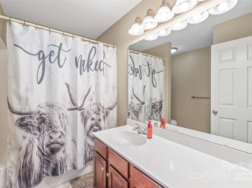 10615 Persimmon Creek Drive, Mint Hill, NC 28227.  MLS# CAR4232856, YatesRealty ID 9969. Upstairs Hall Bath with Linen Closet