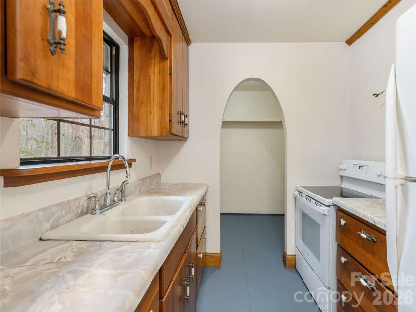 752 Burnside Trail, Hendersonville, NC 28792.  MLS# CAR4341160, YatesRealty ID 9969. 