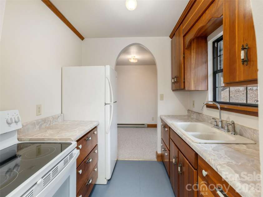 752 Burnside Trail, Hendersonville, NC 28792.  MLS# CAR4341160, YatesRealty ID 9969. 