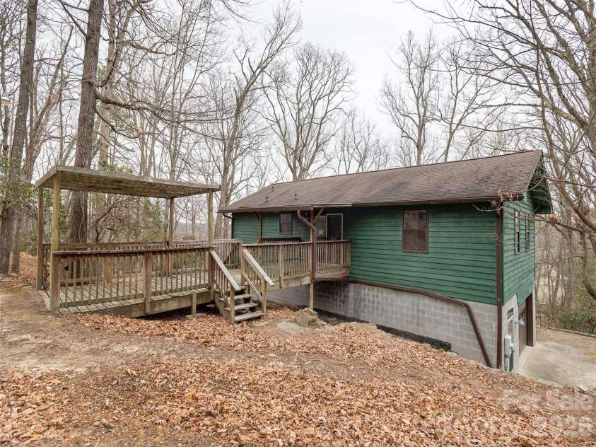 752 Burnside Trail, Hendersonville, NC 28792.  MLS# CAR4341160, YatesRealty ID 9969. 