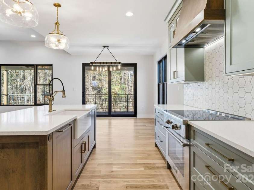 202 Westridge Farm Road, Asheville, NC 28804.  MLS# CAR4312762, YatesRealty ID 997. Custom cabinetry throughout with premium finishes and storage