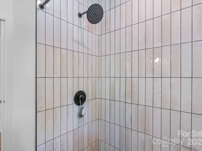 51 Mark Twain Road, Asheville, NC 28805.  MLS# CAR4235771, YatesRealty ID 9970. 