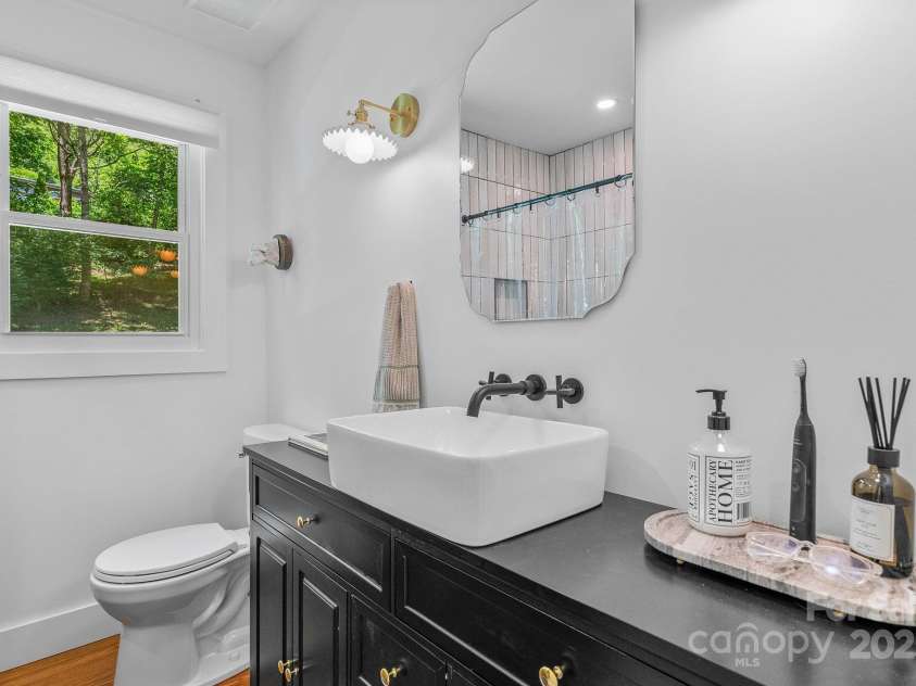 51 Mark Twain Road, Asheville, NC 28805.  MLS# CAR4235771, YatesRealty ID 9970. Main Level Guest Bath