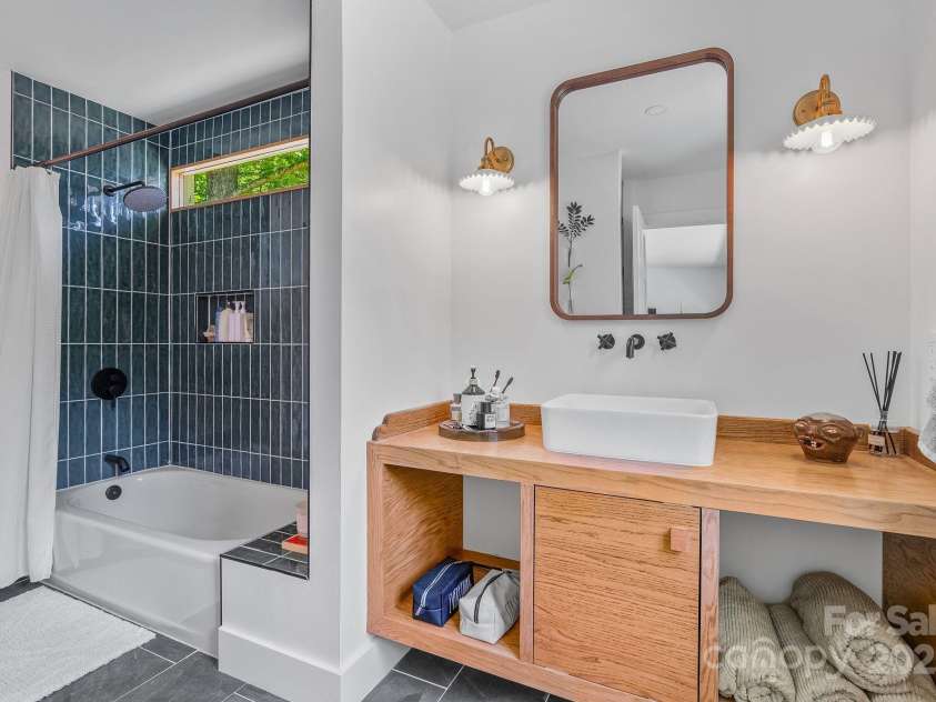 51 Mark Twain Road, Asheville, NC 28805.  MLS# CAR4235771, YatesRealty ID 9970. Master Ensuite