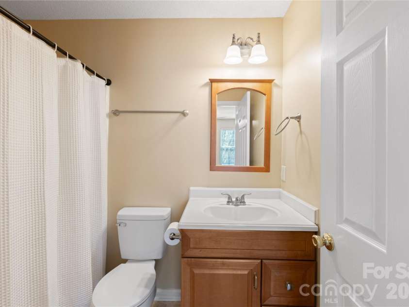 9314 Meadowmont View Drive, Charlotte, NC 28269.  MLS# CAR4360345, YatesRealty ID 9971. 2nd full bath
