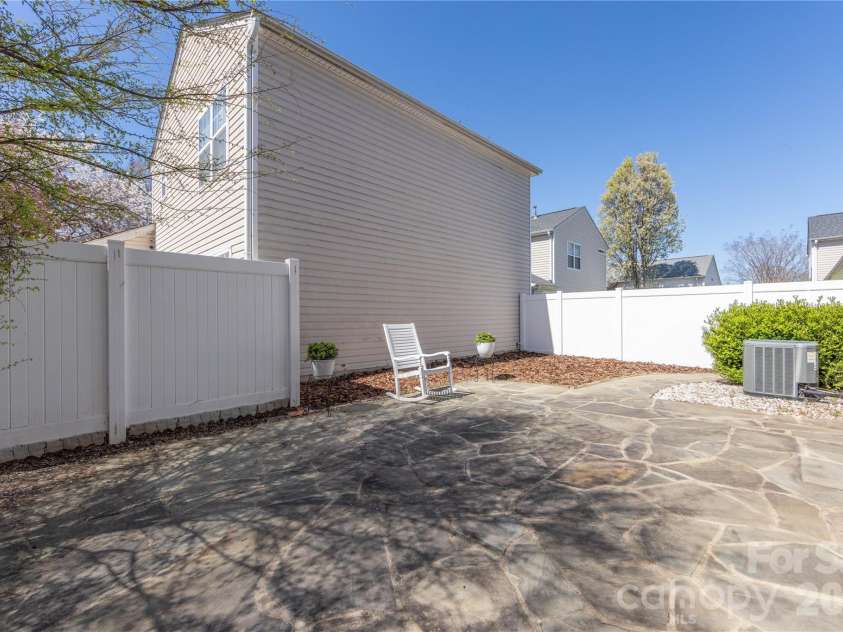 9314 Meadowmont View Drive, Charlotte, NC 28269.  MLS# CAR4360345, YatesRealty ID 9971. Back yard