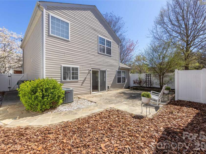 9314 Meadowmont View Drive, Charlotte, NC 28269.  MLS# CAR4360345, YatesRealty ID 9971. Back yard